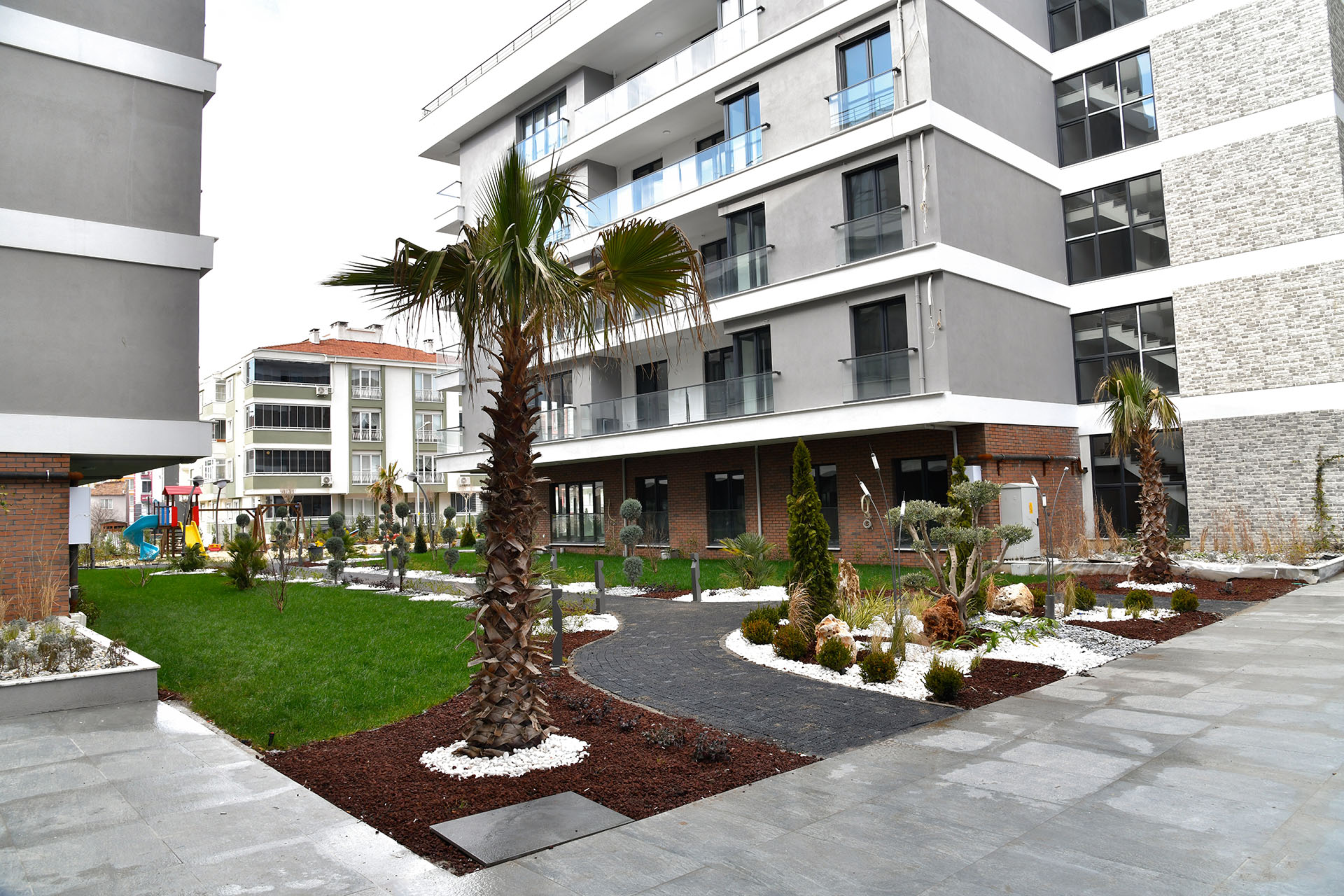 Peyzaj Uygulamaları ve Bahçe Bakımları